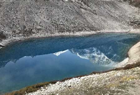 Lac sur le chemin de Larke Pass