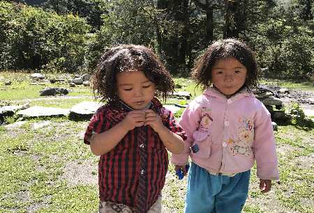Petites filles sur le chemin de Bhulbhule