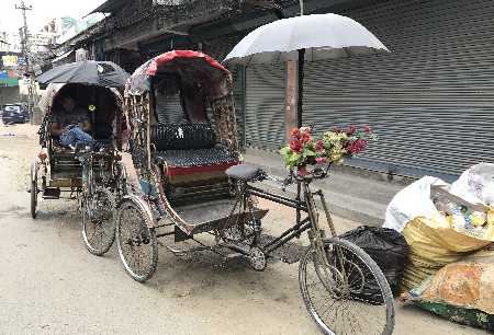 Pousse-pousse dans un quartier de Katmandu