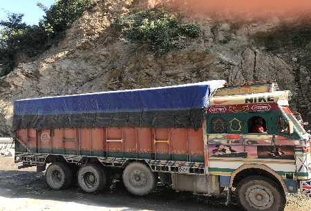 Un camion sur la route de Katmandu