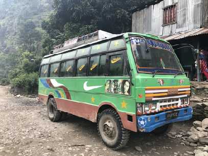 bus sur la route de koladesi