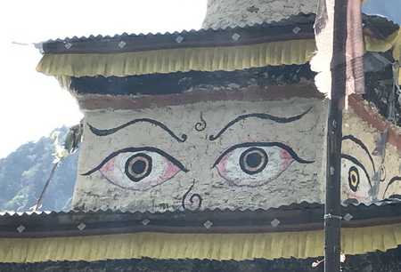 Les yeux de boudha sur un stupa de Samagon