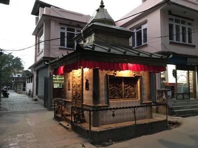Petit temple de rue dans Katmandu